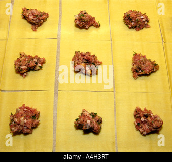 Schwäbischen Taschen (Koch) oder Ravioli (Nudeln Quadrate gefüllt mit Fleisch und Spinat) Stockfoto