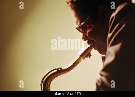 Jazz-Saxophonisten erklingt in einem Club in Florida USA Stockfoto