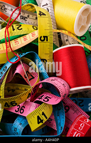 Messung der Bänder und Thread mit Nadel Stockfoto