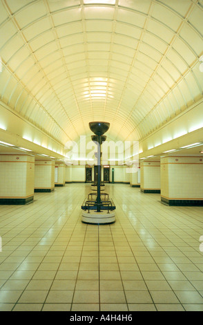 Modernistisches Design der Londoner U-Bahn-Station Gants Hill. Stockfoto