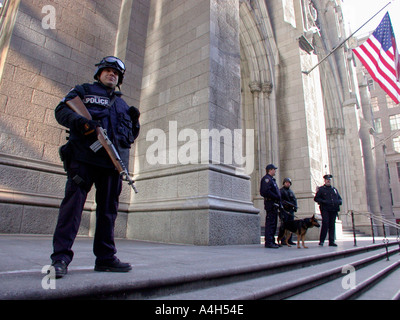 Bewaffnete NYPD Offiziere Wache vor St Patrick s Cathedral Stockfoto