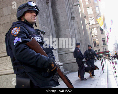 Bewaffnete NYPD Offiziere Wache vor St Patrick s Cathedral Stockfoto