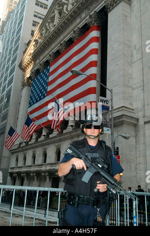 Schwer bewaffnete NYPD Offiziere Wache stehen an der New Yorker Börse nahe der Wall Street Stockfoto