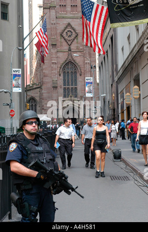 Schwer bewaffnete NYPD Offiziere Wache stehen an der New Yorker Börse nahe der Wall Street Stockfoto