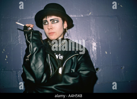 Junge Frau Rauchen Zigarette eine alternative Club in Jacksonville Florida USA Stockfoto