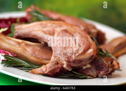 Organische Lammkoteletts auf weiße Platte Stockfoto