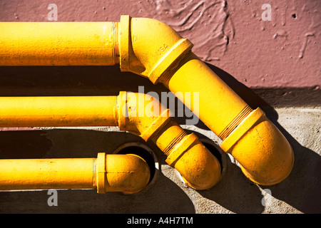 WASSERLEITUNGEN, STAHL, GELB, ELLBOGEN, VERBINDUNGEN, TRINKWASSER, FLIEßEN, VERFLECHTEN, INTERCONNECT, VERBINDUNGEN, GELENKE, METALL, STE Stockfoto