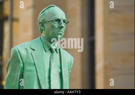 Schottland, Glasgow, Buchanan Street. Statue von Donald Dewar Stockfoto