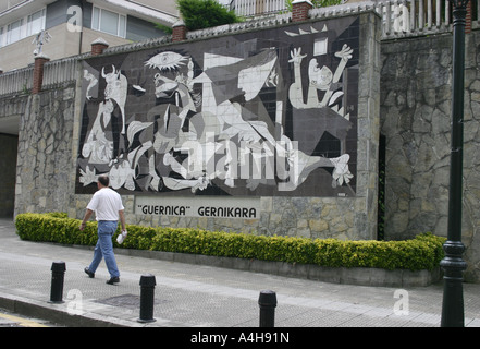 Mann, der an einem gefliesten Wandgemälde von Picassos Guernica in der Stadt Guernica, Biskaya, Baskenland, Spanien, vorbeigeht Stockfoto