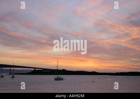 Juni Sonnenuntergang über der Skye Bridge, von Kyleakin, Insel Skye, Innere Hebriden, Schottland. Stockfoto