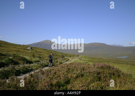 Ein Mountainbikerfahrer auf dem West Highland Way in Schottland auf dem West Highland Way, am Black Mount, der sich Glencoe, Schottland nähert Stockfoto