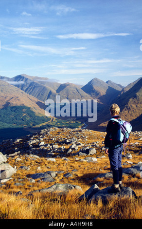 Eine weibliche Walker, genießen den Blick über Glen Etive aus Ben Starav, Lochaber, Highland, Schottland, Großbritannien Stockfoto