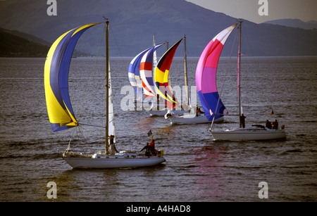 Ein Abend mit bunten Spinnaker-Regatta auf dem Clyde Stockfoto