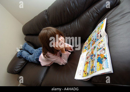 Comic, Mädchen lesen Comics, comics Stockfoto