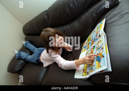 Comic, Mädchen lesen Comics, comics Stockfoto