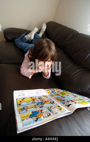 Comic, Mädchen lesen Comics, comics Stockfoto