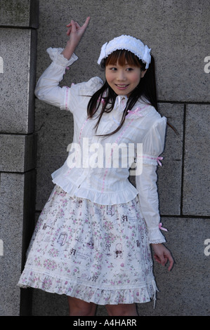 Ein japanisches Mädchen posiert in Harajuku Bezirk von Tokio in Japan. Stockfoto