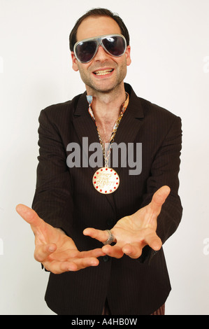 Einen schmierigen aussehenden Mann, gestikulieren, Kamera Stockfoto