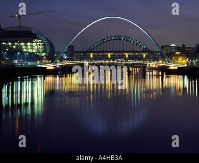 Tyne Bridges und Salbei Zentrum bei Nacht vom Kai, Newcastle on Tyne Stockfoto