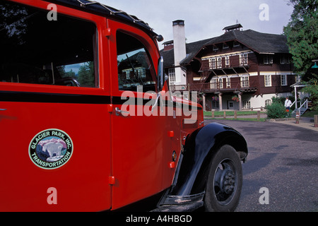 Markante rote Vintage-Sightseeing-Tour-Bus mit Verdeck am Lake McDonald Lodge Glacier Nationalpark Montana Stockfoto