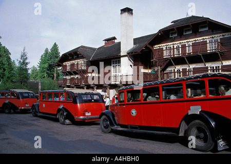 Markante rote Vintage Sightseeing Tourbusse mit Verdeck am Lake McDonald Lodge Glacier Nationalpark Montana Stockfoto