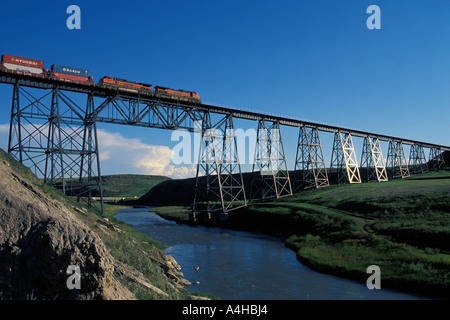 Freight Train Kreuzung Eisenbahn Bock über Cutbank Creek Cutbank Glacier County Montana Stockfoto