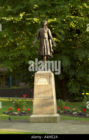 Statue von Prinzessin Pocahontas die indische Prinzessin, begraben in den Kirchhof von Str. Georges Kirche Gravesend Kent England UK Stockfoto