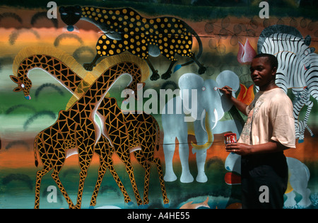 Künstler arbeiten an einer Tingatinga-Malerei; Moshi, Tansania Stockfoto
