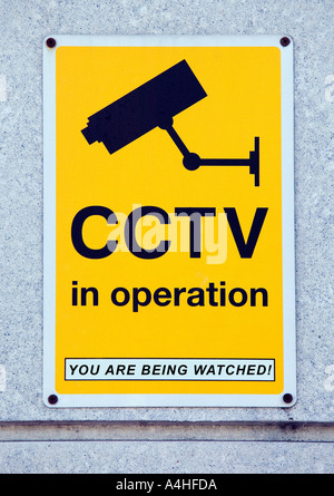 Geschlossenen Kreislauf Sicherheit Kamera Zeichen Warnung CCTV in Betrieb, die Sie beobachtete Cardiff Wales UK Stockfoto