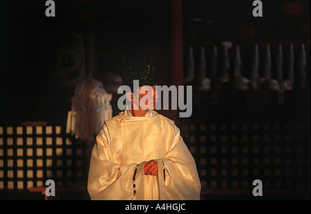 Japanischen Priester im Fushimi Inari-Taisha in Kyoto Japan einen Ort für Geschäftsleute und Händler zu besuchen und beten für Glück beliebt Stockfoto