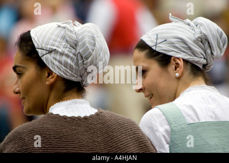 Zwei Frauen tragen traditionelle Kleidung, unserer lieben Frau von Begoña Festival, 15 August 06, Basilica de Begona, Bilbao, Baskenland Stockfoto