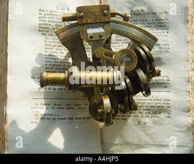 Sextant ruht auf ein offenes Buch der Antike Stockfoto
