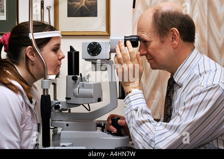 Ein junges Mädchen hat ihre Augen durch einen Allgemeinmediziner untersucht. VEREINIGTES KÖNIGREICH. März 2003. Stockfoto