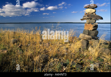 Cairn oder Stein Mann oder Inukshuk auf der Mackenzie River, Nordwest-Territorien, Kanada Stockfoto