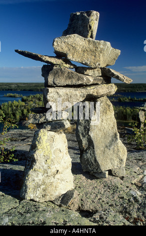 Cairn oder Stein Mann oder Inukshuk an den versteckten Seen, Ingraham Trail, Nordwest-Territorien, Kanada Stockfoto