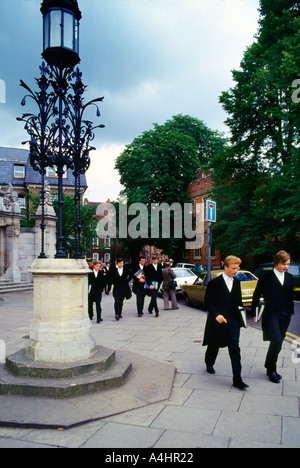 Eton College-Studenten mit Büchern außerhalb der Hochschule Stockfoto