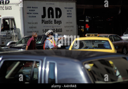 Traffic und Traffic Controller auf 5th Avenue New York USA Stockfoto