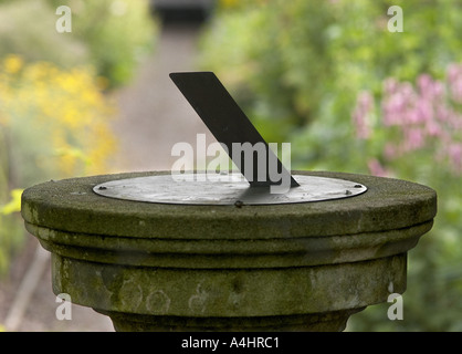 Sonnenuhr in natürlichen englischen britischen Garten Einstellung Stockfoto