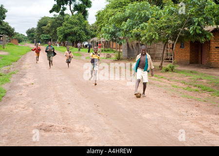 Jungs spielen Fußball in Khoswe Malawi Afrika Stockfoto