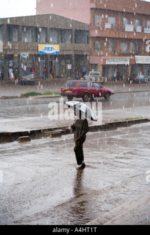 Ein schweres Gewitter während der feuchten Regenzeit in Lilongwe, Malawi, Afrika Stockfoto