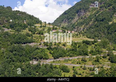 11 Haarnadelkurven auf der Rv63 Straße bis zum Ufer des Geirangerfjorden Geiranger Norwegen Stockfoto