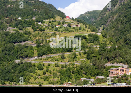 11 Haarnadelkurven auf der Rv63 Straße bis zum Ufer des Geirangerfjorden Geiranger Norwegen Stockfoto