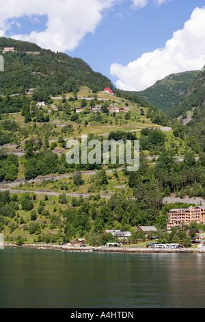 11 Haarnadelkurven auf der Rv63 Straße bis zum Ufer des Geirangerfjorden Geiranger Norwegen Stockfoto