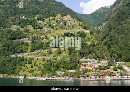 11 Haarnadelkurven auf der Rv63 Straße bis zum Ufer des Geirangerfjorden Geiranger Norwegen Stockfoto