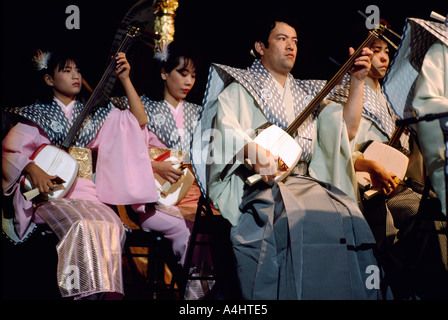 Musiker aus China traditionelle Musikinstrumente auf der Bühne spielen Stockfoto