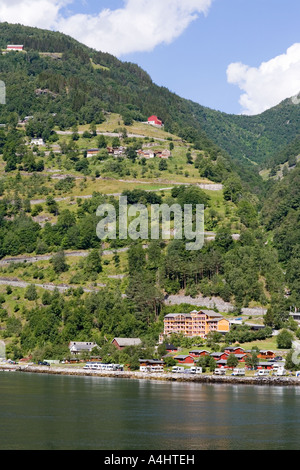 11 Haarnadelkurven auf der Rv63 Straße bis zum Ufer des Geirangerfjorden Geiranger Norwegen Stockfoto