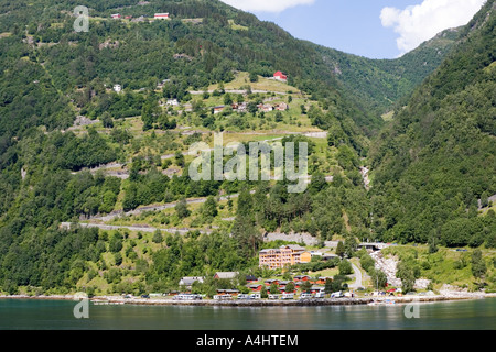 11 Haarnadelkurven auf der Rv63 Straße bis zum Ufer des Geirangerfjorden Geiranger Norwegen Stockfoto