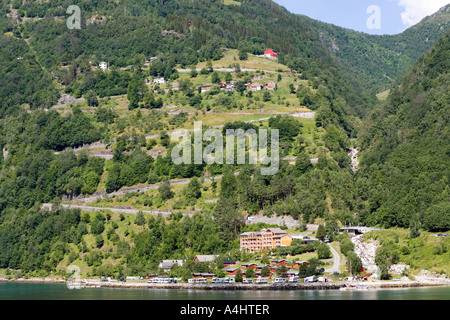 11 Haarnadelkurven auf der Rv63 Straße bis zum Ufer des Geirangerfjorden Geiranger Norwegen Stockfoto