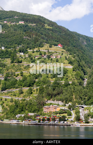 11 Haarnadelkurven auf der Rv63 Straße bis zum Ufer des Geirangerfjorden Geiranger Norwegen Stockfoto