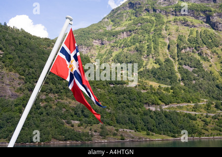 Die Flagge der MS Nordlys auf einer Kreuzfahrt in den Geiranger Fjord Geirangerfjord-Norwegen Stockfoto